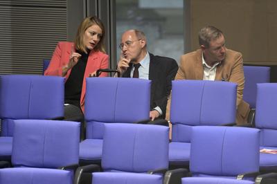 Clara B?nger, Gregor Gysi und Christian G?rke in der 143. Sitzung des Deutschen Bundestages im Reichstagsgeb?ude. Berlin-stock-foto