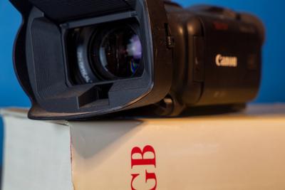 Symbolbild Filmf?rderungsgesetz: Camcorder auf einem B?rgerlichen Gesetzbuch *** Symbolic image Film Subsidies Act Camco-stock-photo