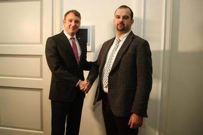 Handschlag nach dem Treffen Fraktionsvorsitzender Andre Poggenburg AfD Sachsen Anhalt mit Daniel-stock-photo