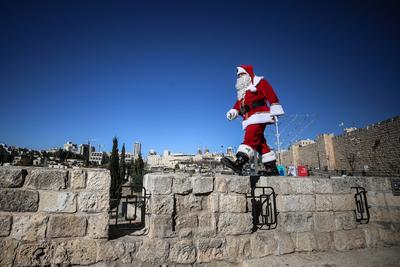 News Bilder des Tages Christmas preparations in Jerusalem JERUSALEM - DECEMBER 19: Christian Palestinian Issa Kassissieh-stock-photo