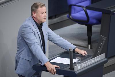 Plenarsitzung im Bundestag in Berlin Christian G?rke (Die Linke) w?hrend der Sitzung des Deutschen Bundestags am 13.10.-stock-foto
