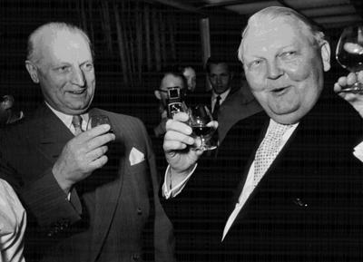 Germany - Deutschland 1956, Ludwig Erhard (rechts) auf der Industriemesse in Hannover., Hannover Niedersachsen Deutschl-stock-foto