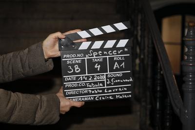 Themenbild: Eine Filmklappe mit der Aufschrift Spencer , Fabula, Pablo Larrain, Claire Mathon und John Greenwood. Spence-stock-foto