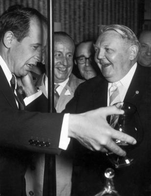 Germany - Deutsche Industriemesse 1961 in Hannover, Prof. Dr. Udwig Erhard (rechts) mit Direktor Philip Rosenthal, Hann-stock-foto