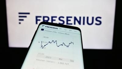 Mobile phone with webpage of German healthcare company Fresenius SE Co. KGaA on screen. Stuttgart, Germany - 09-11-2023:-stock-foto