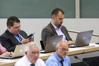 Hannes Loth AfD Sachsen Anhalt schaut auf sein Handy und Daniel Roi AfD Sachsen Anhalt schaut au-stock-foto