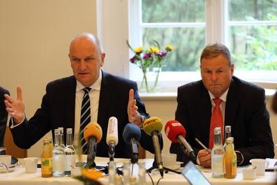 Ministerpr?sident Dietmar Woidke SPD und Finanzminister Christian G?rke Die Linke v l sprech-stock-photo