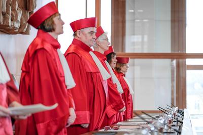Richter des Bundesverfassungsgericht bei Urteilsverkuendung Richter des Bundesverfassungsgericht bei der Urteilsverkuend-stock-photo