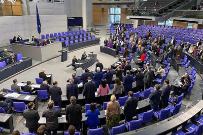 Berlin, Deutschland, 20.12.2024: Deutscher Bundestag: 208. Bundestagssitzung: Abgeordnete stehen bei einer Abstimmung zu-stock-foto