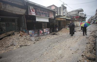 Palestinians inspect the destruction after Israeli army construction equipment digs roads and damages-stock-foto
