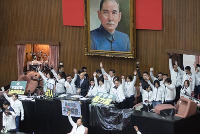 Legislators from the main opposition KMT (dressed in white) raise their hands to pass controversial legal amendments in-stock-foto