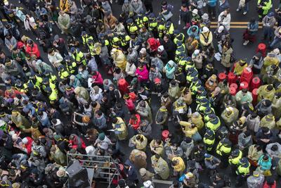 Thousands of demonstrators gathered around Taiwan?s parliament in Taipei on December 20, 2024, to protest against the pa-stock-foto
