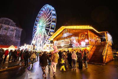 Er?ffnung vom Weihnachtsmarkt 2023 auf dem Alten Markt in Magdeburg (Sachsen Anhalt). Jeder Gl?hweinstand ist frei bei s-stock-foto