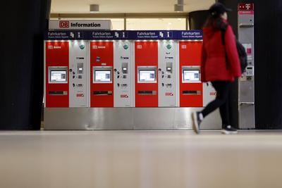 Fahrg?ste vor Fahrkartenautomaten im K?lner Hauptbahnhof. Der sechst?gige Bahnstreik der Lokf?hrergewerkschaft GDL hat b-stock-foto