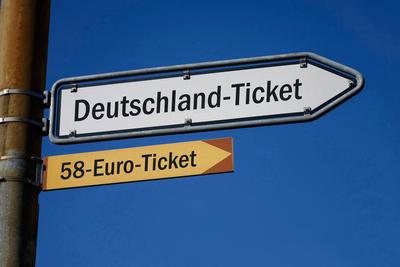 Wegweiser mit Deutschland-Ticket und 58-Euro-Ticket-stock-foto