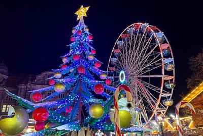 Riesenrad mit Gl?hweinstand auf dem Weihnachtsmarkt 2024 in Magdeburg (Sachsen Anhalt) *** Ferris wheel with mulled wine-stock-foto