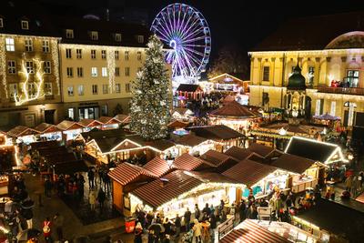 Er?ffnung vom Weihnachtsmarkt 2023 auf dem Alten Markt in Magdeburg (Sachsen Anhalt). Jeder Gl?hweinstand ist frei bei s-stock-foto