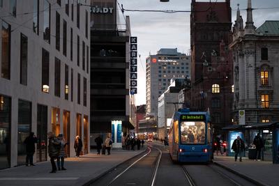 Tram Haltestation M?nchen Stachus neben Hotel K?nigshof-stock-foto