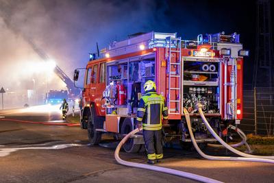 Brand in Asylunterkunft ausgebrochen ? Zahlreiche Rettungskr?fte im Einsatz-stock-foto