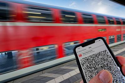 Das D-Ticket. Mit dem Deutschlandticket unterwegs. M?nchen Bayern Deutschland *** The D Ticket Traveling with the Deutsc-stock-foto