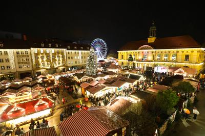 Er?ffnung vom Weihnachtsmarkt 2023 auf dem Alten Markt in Magdeburg (Sachsen Anhalt). Jeder Gl?hweinstand ist frei bei s-stock-foto