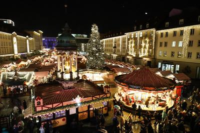 Er?ffnung vom Weihnachtsmarkt 2023 auf dem Alten Markt in Magdeburg (Sachsen Anhalt). Jeder Gl?hweinstand ist frei bei s-stock-foto