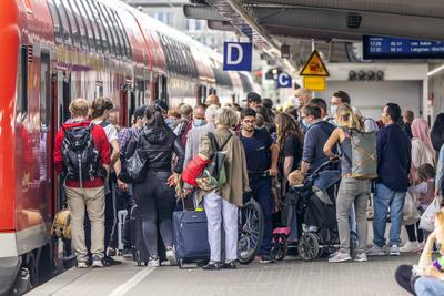 Nicht nur an Feiertagen und an Wochenenden ist das 9-Euro-Ticket beliebt. Auch werktags sind viele Z?ge und Bahnh?fe wie-stock-foto