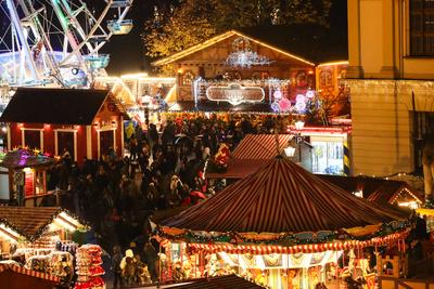 Er?ffnung vom Weihnachtsmarkt 2023 auf dem Alten Markt in Magdeburg (Sachsen Anhalt). Jeder Gl?hweinstand ist frei bei s-stock-foto