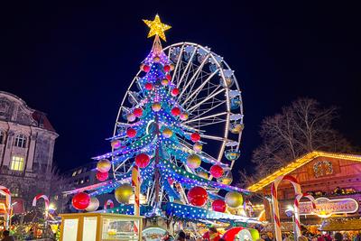Riesenrad mit Gl?hweinstand auf dem Weihnachtsmarkt 2024 in Magdeburg (Sachsen Anhalt) *** Ferris wheel with mulled wine-stock-foto
