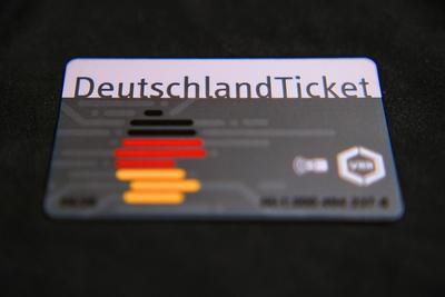 D?sseldorf 13.11.2023 DeutschlandTicket Deutschland Ticket 49-Euro-Ticket VRR Verkehrsverbund Rhein-Ruhr Finanzierungsl?-stock-foto