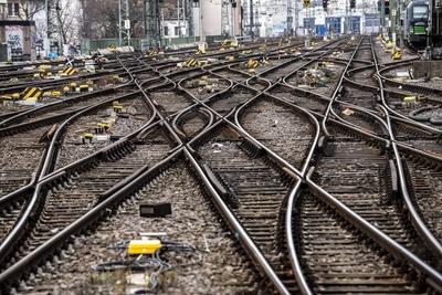 Leere Gleisanlagen vor dem K?lner HBF, 3-t?giger Streik der Bahn Gewerkschaft GDL, es fahren nur ganz wenige Z?ge in Nah-stock-foto