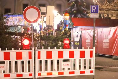 Magdeburg, Sachsen-Anhalt, Deutschland, 21.12.2024: Alter Markt: Anschlag auf Magdeburger Weihnachtsmarkt: Auto rast in-stock-photo