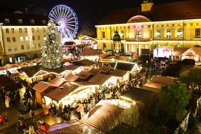 Er?ffnung vom Weihnachtsmarkt 2023 auf dem Alten Markt in Magdeburg (Sachsen Anhalt). Jeder Gl?hweinstand ist frei bei s-stock-foto