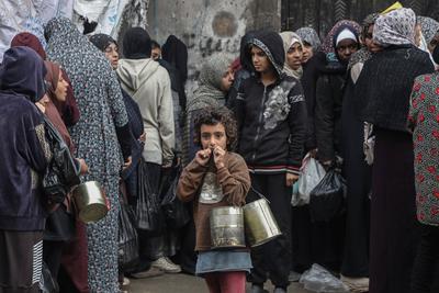 Palestinians gather to receive food cooked by a charity kitchen amid a hunger crisis as the Israel-Gaza-stock-foto