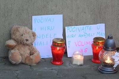Croatia, Zagreb, 20.12.2024 - Citizens light candles and leave messages for the victims of the attack in OS Precko-stock-foto