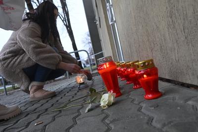 Croatia, Zagreb, 20.12.2024 - Citizens light candles and leave messages for the victims of the attack in OS Precko-stock-foto