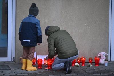 Croatia, Zagreb, 20.12.2024 - Citizens light candles and leave messages for the victims of the attack in OS Precko-stock-foto