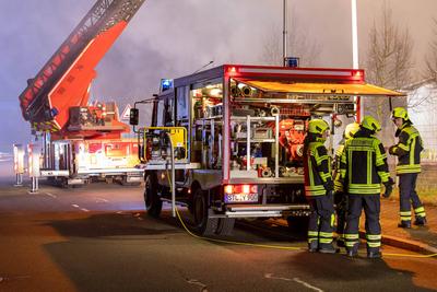 Brand in Asylunterkunft ausgebrochen ? Zahlreiche Rettungskr?fte im Einsatz-stock-foto