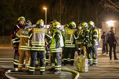 Brand in Asylunterkunft ausgebrochen ? Zahlreiche Rettungskr?fte im Einsatz-stock-foto