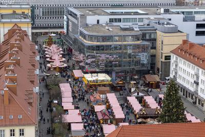 Blick auf den Weihnachtsmarkt in Magdeburg.-stock-photo