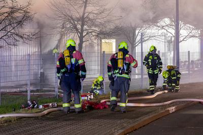 Brand in Asylunterkunft ausgebrochen ? Zahlreiche Rettungskr?fte im Einsatz-stock-foto