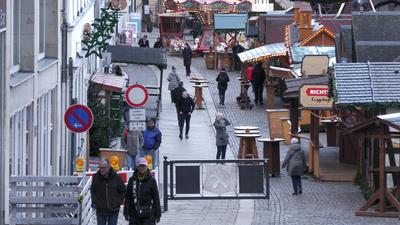 Nach dem Weihnachtsmarktanschlag kommt die Gro?e Frage der Sicherheit der M?rkte auf. ?berall in Deutschland gibt es tau-stock-foto
