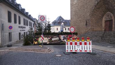Nach dem Weihnachtsmarktanschlag kommt die Gro?e Frage der Sicherheit der M?rkte auf. ?berall in Deutschland gibt es tau-stock-foto