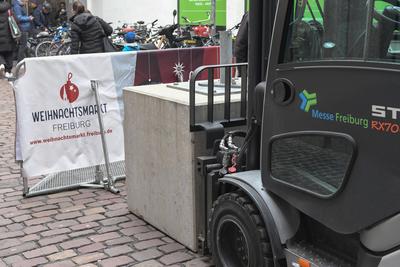 Absperrung, Betonquader, Betonsperre, Sicherheit, Sicherheitspersonal, Weihnachtsmarkt,-stock-foto