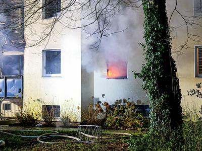 Wohnungsbrand in Langenhagen In der Uhlandstra?e in Langenhagen-Wiesenau brannte am fr?hen Samstagmorgen eine Wohnung vo-stock-foto