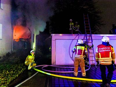 Wohnungsbrand in Langenhagen In der Uhlandstra?e in Langenhagen-Wiesenau brannte am fr?hen Samstagmorgen eine Wohnung vo-stock-foto
