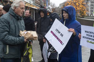 Amsterdam The Netherlands 21st December 2024. On the Leidseplein protestors from the neighbourhood groups gather to demo-stock-foto