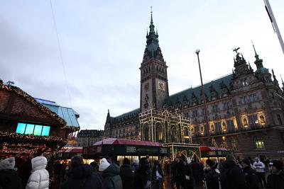 Roncalli s Historischer Weihnachtsmarkt auf dem Rathausmarkt vor dem Rathaus Hamburg. Altstadt Hamburg-stock-foto