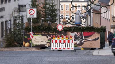 Nach dem Weihnachtsmarktanschlag kommt die Gro?e Frage der Sicherheit der M?rkte auf. ?berall in Deutschland gibt es tau-stock-foto
