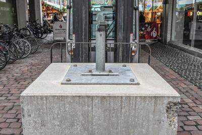 Absperrung, Sicherheit, Sicherheitsleute, Sicherheitspersonal, Weihnachtsmarkt,-stock-foto
